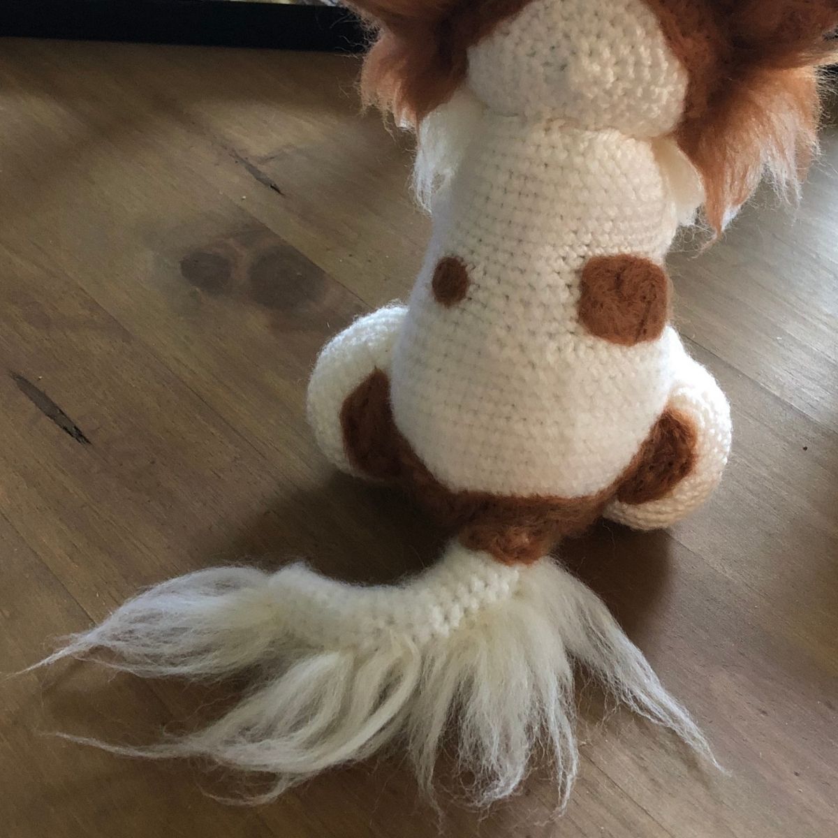 Kleine gefilzte Fellzeichnung an einem gehäkelten Hund