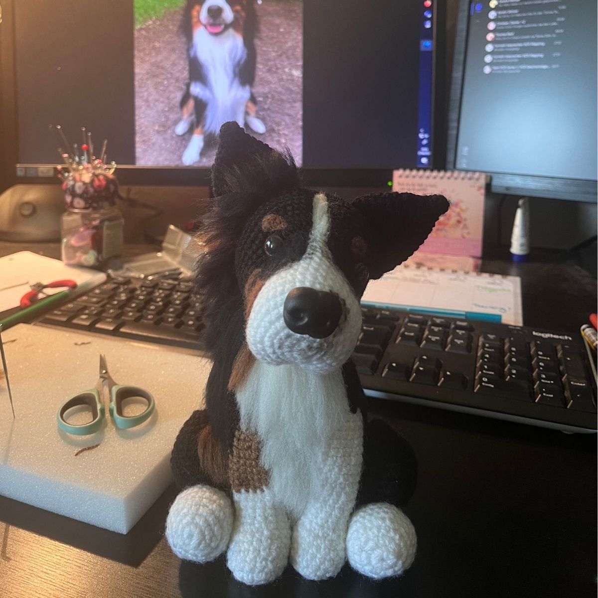 Fertiges langes gefilztes Fell an einem gehäkelten Hund